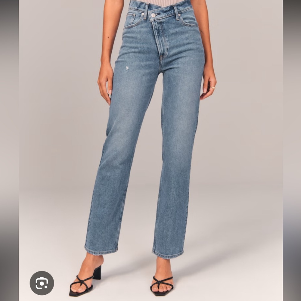 A&F CURVE LOVE Asymmetrical 90s Straight Ultra High Rise Jean